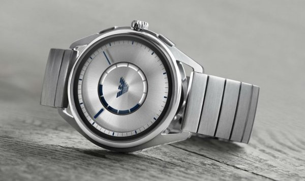 Модные смарт-часы от Armani оценили в $295