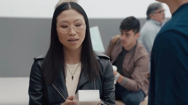 Samsung открыто высмеивает Apple в новой рекламе