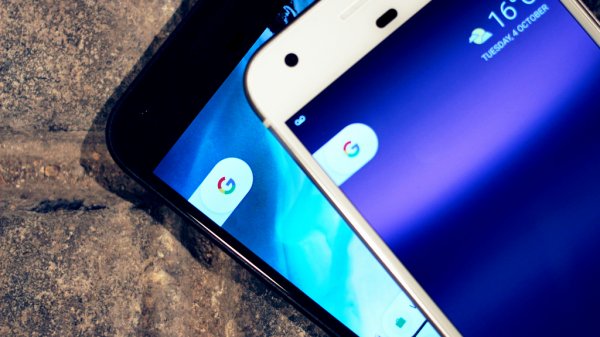 Слитые фото Google Pixel 3 XL: большая челка и крышка из стекла