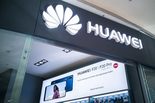 Битва титанов: Huawei обогнала Apple по продажам смартфонов