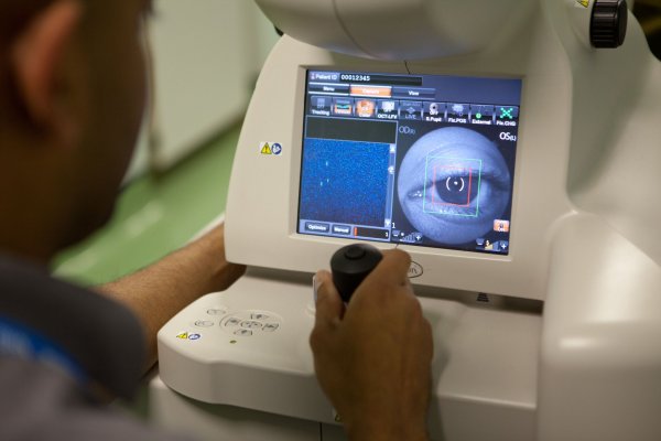 ИИ DeepMind диагностирует более 50 глазных заболеваний не хуже врача