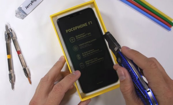 Пластиковый Pocophone F1 сломать не получилось