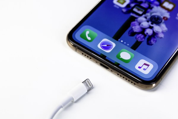 Apple исправила проблемы с зарядкой iPhone в iOS 12.0.1