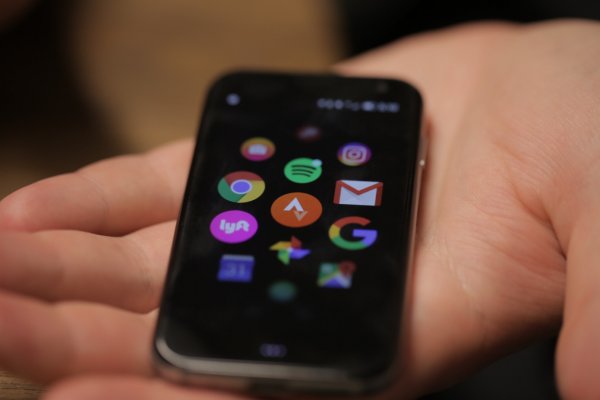 Palm вернулся с крошечным смартфоном на полноценном Android