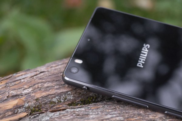Philips Xenium X818 — мощный аккумулятор в стильном корпусе
