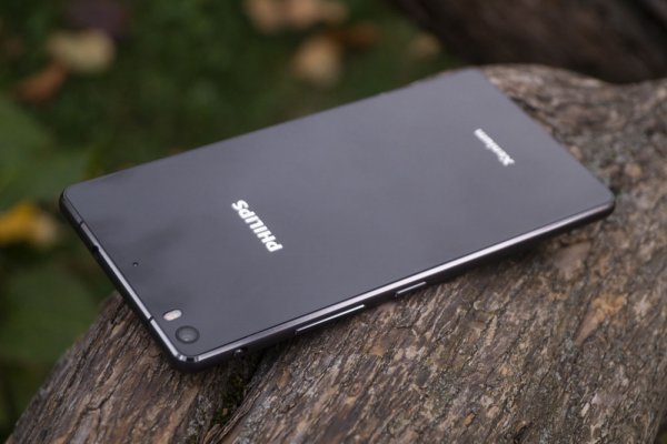 Philips Xenium X818 — мощный аккумулятор в стильном корпусе