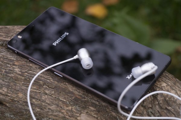 Philips Xenium X818 — мощный аккумулятор в стильном корпусе