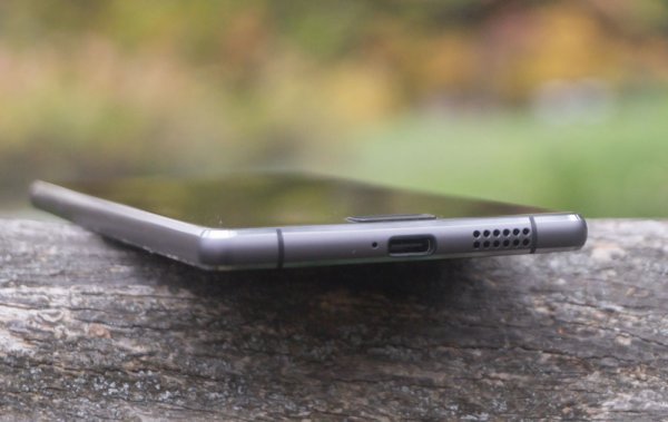Philips Xenium X818 — мощный аккумулятор в стильном корпусе