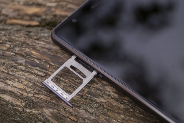 Philips Xenium X818 — мощный аккумулятор в стильном корпусе