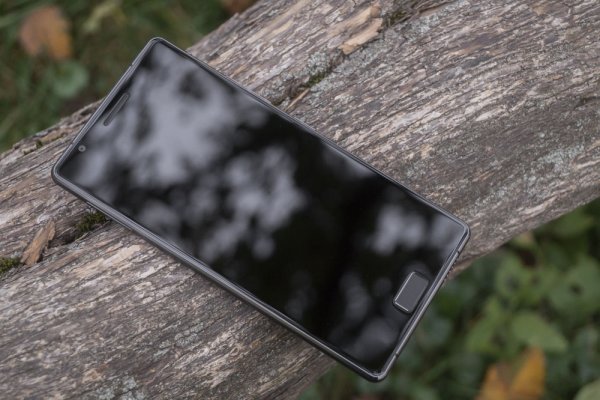 Philips Xenium X818 — мощный аккумулятор в стильном корпусе