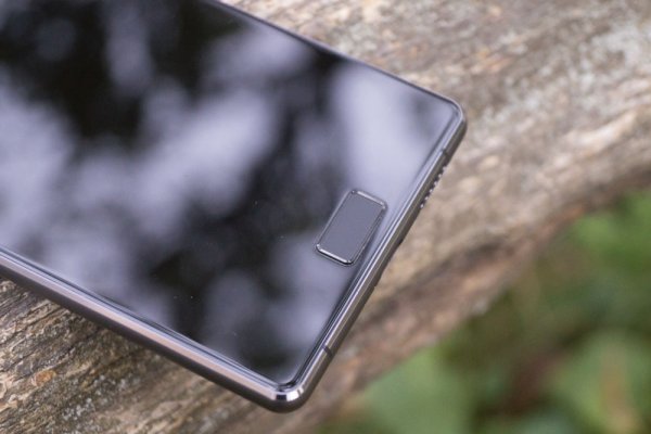 Philips Xenium X818 — мощный аккумулятор в стильном корпусе