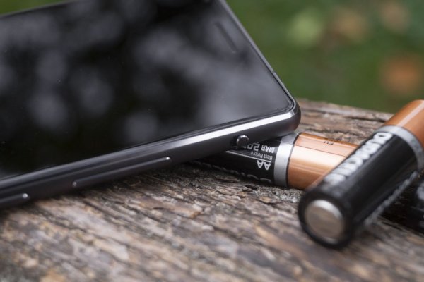 Philips Xenium X818 — мощный аккумулятор в стильном корпусе