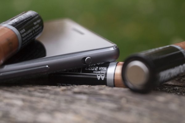 Philips Xenium X818 — мощный аккумулятор в стильном корпусе
