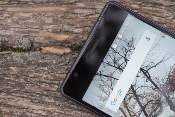 Philips Xenium X818 — мощный аккумулятор в стильном корпусе