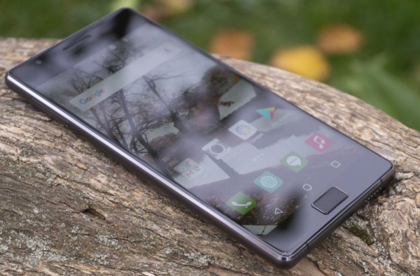 Philips Xenium X818 — мощный аккумулятор в стильном корпусе