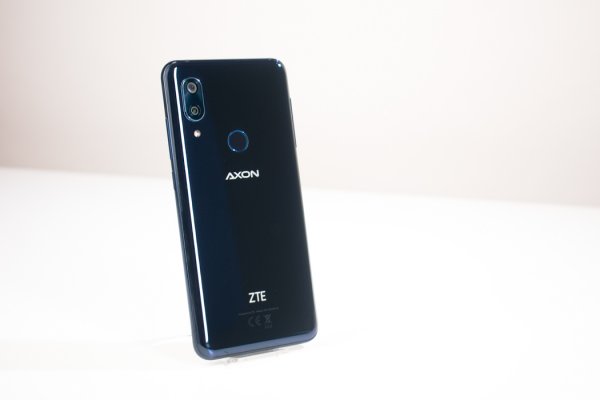 Обзор ZTE Axon 9 Pro – шикарный экран в элегантном стекле