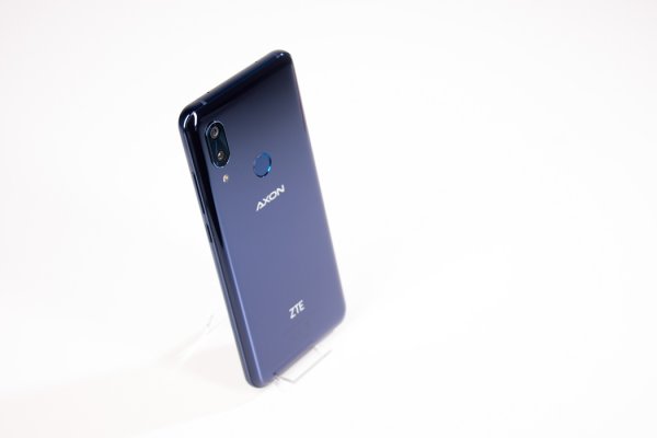 Обзор ZTE Axon 9 Pro – шикарный экран в элегантном стекле
