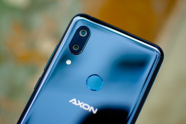 Обзор ZTE Axon 9 Pro – шикарный экран в элегантном стекле