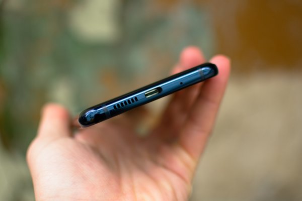 Обзор ZTE Axon 9 Pro – шикарный экран в элегантном стекле