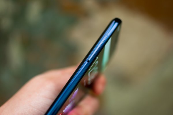 Обзор ZTE Axon 9 Pro – шикарный экран в элегантном стекле