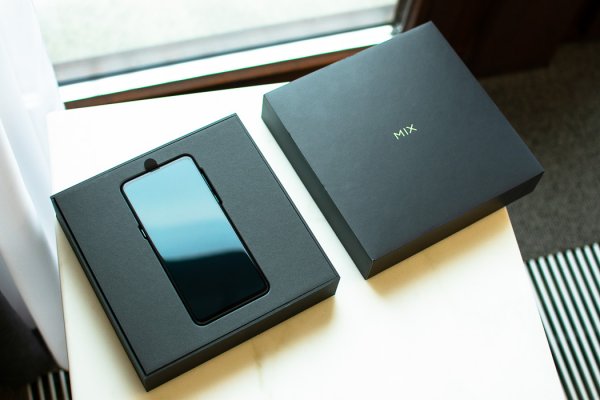 Mi MIX 3: первый взгляд на имиджевую новинку Xiaomi