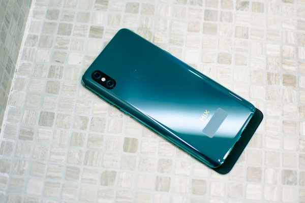 Mi MIX 3: первый взгляд на имиджевую новинку Xiaomi