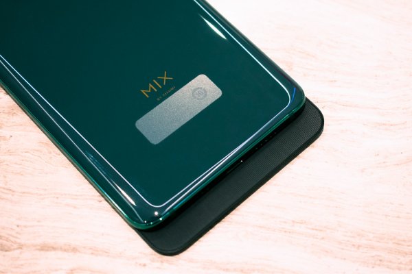 Mi MIX 3: первый взгляд на имиджевую новинку Xiaomi