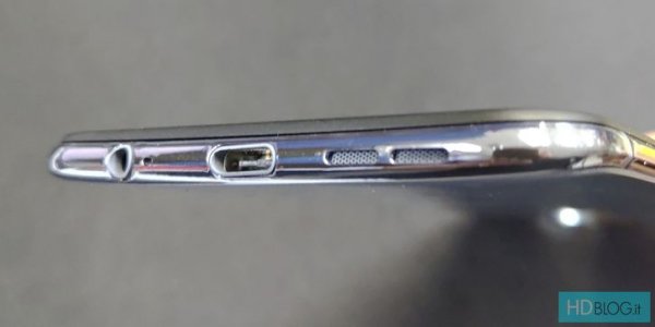 ASUS ZenFone 6 получит безрамочный дисплей с необычным вырезом