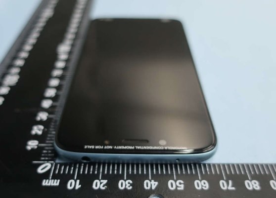 Moto G7 Play получит чёлку и слабый аккумулятор
