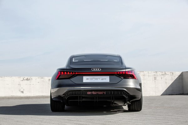 Audi показала конкурента Tesla Model S