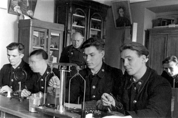 Небо не прощает ошибок. История жизни Юрия Алексеевича Гагарина