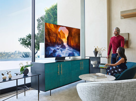 Samsung представил линейку 8К и 4K QLED-телевизоров с ИИ в России