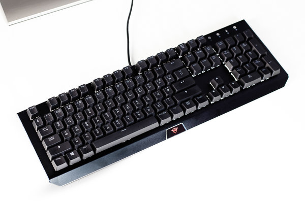 Обзор игровой клавиатуры Trust GXT 890 Cada RGB