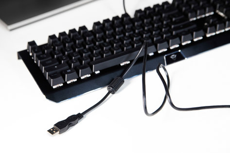 Обзор игровой клавиатуры Trust GXT 890 Cada RGB