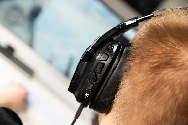 Обзор Logitech G432 и Logitech G935: Вам с проводом или без?