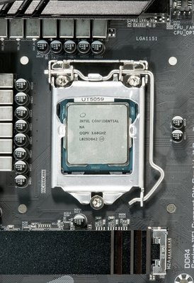 Новый флагман Intel Core i9-9900K и его младший брат Core i7-9700K