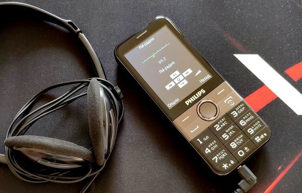 Philips Xenium E580: удобный кнопочник с большим энергоресурсом