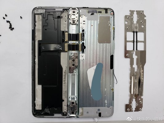 Samsung Galaxy Fold уже разобрали. Первый взгляд на гибкий дисплей и шарнир смартфона