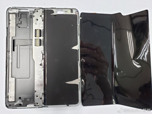 Samsung Galaxy Fold уже разобрали. Первый взгляд на гибкий дисплей и шарнир смартфона