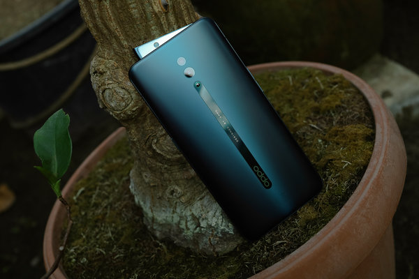 Безусловный безрамочник: первый взгляд на OPPO Reno