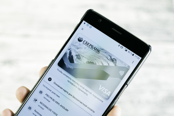 Apple и Xiaomi запускают кредитные карты. Какая от них польза?