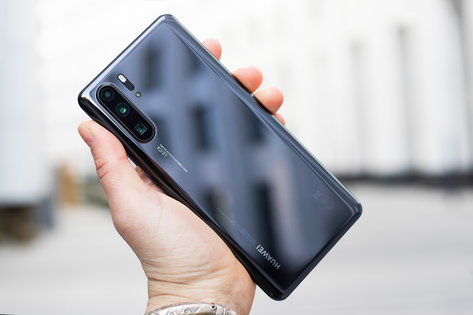 Черная кошка в черной комнате. Обзор Huawei P30 Pro — Цепляющий дизайн. 1