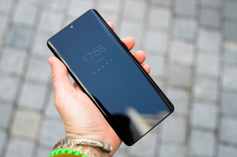 Черная кошка в черной комнате. Обзор Huawei P30 Pro — Цепляющий дизайн. 2