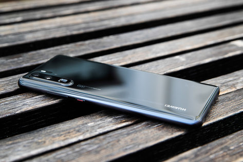 Черная кошка в черной комнате. Обзор Huawei P30 Pro — Цепляющий дизайн. 4