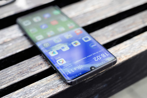 Черная кошка в черной комнате. Обзор Huawei P30 Pro — Цепляющий дизайн. 5