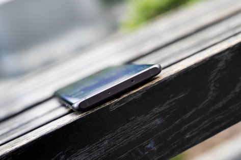 Черная кошка в черной комнате. Обзор Huawei P30 Pro — Цепляющий дизайн. 6
