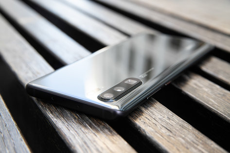 Черная кошка в черной комнате. Обзор Huawei P30 Pro — Цепляющий дизайн. 7