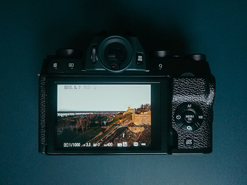 Лёгкий и фотографии отличные. Тест Fujifilm X-T100