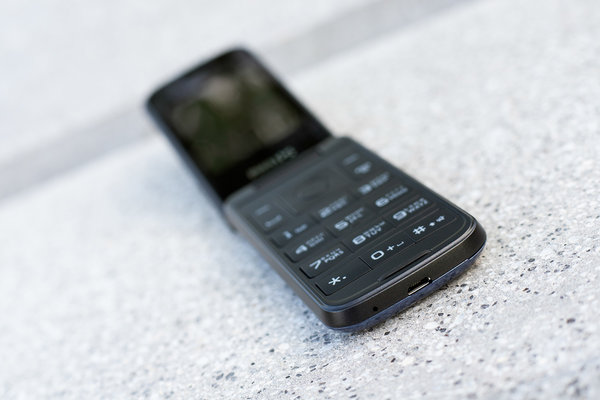 Классическая раскладушка: обзор Philips Xenium E255