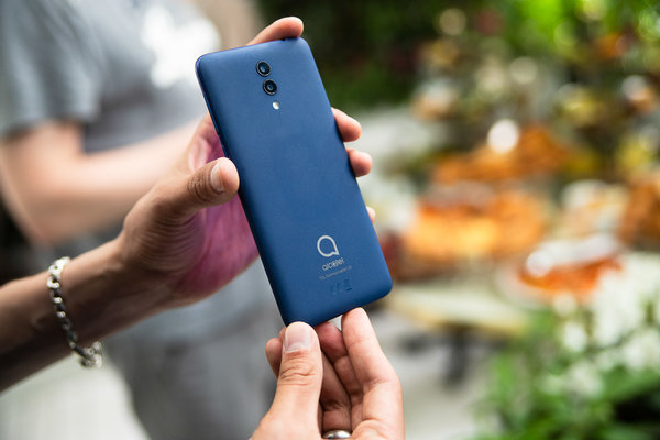 Доступно и красиво: Alcatel презентовал тройку летних смартфонов